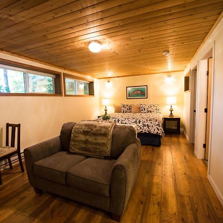 Skeena River House Bed & Breakfast Terrace Dış mekan fotoğraf